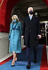 Joe Biden odjenuo je Ralph Lauren odijelo, brend koji je postao modni sinonim za Ameriku na globalnoj sceni, dok se Jill odlučila za kreaciju dizajnerice Alexandre O'Neill, osnivačice brenda u usponu - Markarian.