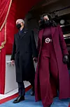 Michelle Obama ponovno je sve oduševila elegancijom odabravši hlače visokog struka i širokih nogavica te dolčevitu purpurne boje.