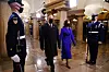 Američka potpredsjednica Kamala Harris sa suprugom Dougom Emhoffom u ljubičastoj kombinaciji.
