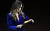 Olivia Wilde s uručenim papirima tijekom javnog govora