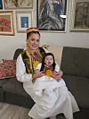 Glumica Nika Lasić sašila je narodnu nošnju za svoju kćerkicu.