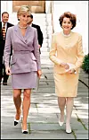 Diana u kostimu boje koja je hit ovog ljeta, sa bivšom ministricom prometa SAD-a Elizabeth Dole u Washingtonu 1997.