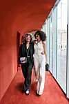 Nina uz crno laneno odijelo kombinira Coccinelle Dew torbicu i crno-bijele Coccinelle mokasinke sa zlatnim detaljima, dok Iva laneni Twinset kombinezon dodatno 'podiže“ Fratelli Rossetti sandalama na potpeticu i Marc Jacobs torbicom