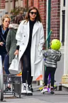 Irina Shayk uz bijele gležnjače nosi bijeli kaput i torbu