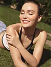 Lily-Rose Depp blenda dvije nijanse rumenila i postiže svjež izgled obraza.