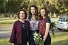 Kelly Bishop kao Emily Gilmore, Lauren Graham kao Lorelai Gilmore i Alexis Bledel kao Rory Gilmore.