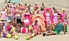 Barbie fanovi poziraju ispred kongresnog centra u San Diegu na dan premijere filma
