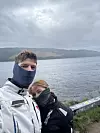 Vjetar im je puhao i kroz odjeću, bilo im je hladno, ali romantično