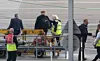 Princ Harry nježno je potapšao djetlatnicu aerodroma koja mu je izrazila sućut