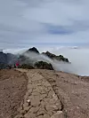 Popularna planinarska staza PR1 koja povezuje vrhove Pico do Arieiro i Pico Ruivo na otoku Madeiri