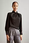 Anna Field crna satenska bluza (prije 36,50 eura, sada 25,65 eura)