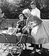 Jayne s drugim suprugom Mickeyem Hargitayjem i dvoje od troje djece koju su imali (Mariska će se roditi 1964.)