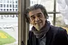 Nakon prve suradnje s Kerempuhom u kojemu je postavio nagrađivanu predstavu 'Govori glasnije!', redatelj Bobo Jelčić otvara prostor za sljedeći iscrpni istraživački proces u kojem se prelamaju dvije silnice, ističu iz Kerempuha.