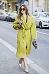 Kaput na vezanje Stradivarius (599,90 kn)/ cipele na visoku petu Guess; Fashion&Friends (769 kn - akcijska cijena)/ rukavice Lazzarini; Humanic (80 kn)/ sunčane naočale Cutler and Gross; Ghetaldus Optika (cijena na upit) haljina pencil kroja Hugo Boss; Peek & Cloppenburg (2799 kn)/ baguette torbica Mango (129,90 kn)