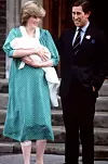 Diana izlazi iz bolnice Saint Mary's nakon poroda, sa sinom Williamom u narjučju.