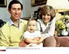 Charles i Diana poziraju sa svojim prvorođenim sinom Williamom u palači Kensington.