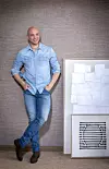 Glazbenik govori kako mu je teško pao gubitak kose u njegovim kasnim dvadesetima, nakon čega je prihvatio svoju ćelavost. Sad ne krije koliko ga je usrećio tupe