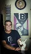 Sibenik, 060817. Branko Viljac direktor glazbenog festivala Veceri dalmatinske sansone sa kipom sansonjer