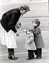 Diana, William i Harry Arriving na aerodromu u Aberdeenu stižu na vikend odmor u Balmoral.