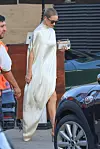 Rosie Huntington-Whiteley odjenula je elegantnu bijelu satensku haljinu za večeru s partnerom Jasonom Stathamom