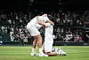 Emotivni moment Mate Pavića i Nikole Mektića nakon osvajanja Wimbledona.