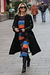 Ashley Roberts kožnim komadima začinila je šarenu haljinu.