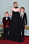 Elizabeth Debicki sa svojim filmskim sinovima, malim glumcima Teddyjem Hawleyjem i Timotheejem Samborom