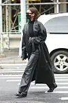 Irina Shayk također voli komade od kože.