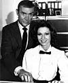 Sean Connery kao James Bond i Pamela Salem kao Miss Moneypenny