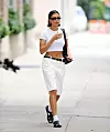 Hailey Bieber bermude nosi u raznim varijantama