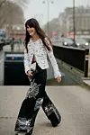 Jakna odlično pristaje uz trendi oversized hlače.