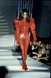U Parizu je 1990. nosila reviju Thierryja Muglera.
