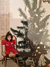 Malena Adriana pokraj božićnog drvca