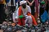 Indijski guru lani je posjetio Nepal i nahranio golubove na trgu Durbar u Katmanduu