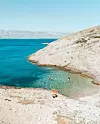 Bezobrazno plavo more i pogled na Velebit: otkrijte skrivenu uvalu nedaleko Zadra