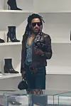Lenny Kravitz uočen je kako u Yves Saint Laurentu na Rodeo Driveu traga za ženskim cipelama