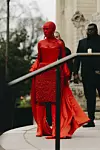 Doja Cat šokirala je lani svojim potpuno crvenim lookom - radi se o kreaciji modne kuće Schiaparelli