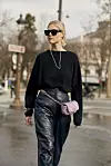 U 'all black' outfitu
