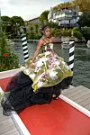 Pjevačica Normani s ostalim uzvanicima dovezla se u brodu Rexfeatures. com