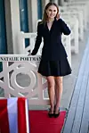 U tamnoplavom Dior kompletu
