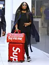 Naomi Campbell odabrala je putne torbe iz suradnje Supreme x Louis Vuitton