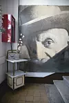 Na ulazu u stan je velika Picassova fotografija i mramorni ormarić koji je Senečić donio sa snimanja filma ‘Glembajevi’, na kojem je bio scenograf