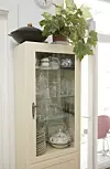 Stari odbačeni metalni ormarić dobio je novo ruho i postao polica za čaše i šalice