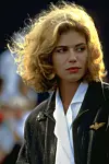 Kelly McGillis kožnu je jaknu nosila sa suknjom, cipelama s petom i bijelom bluzom