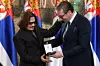 Aleksandar Vučić uručuje medalju Johnnyju Deppu