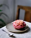 CVIJET HIBISKUSA Okus kruške, grejpa, hibiskusa i cvjetnih nota crnog ribiza za ukusno svjež i prozračan desert