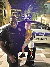 Šimun obožava policajce - s čuvarom reda u West Palm Beachu