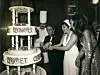 Zvijezde filma ‘Cabaret‘ Liza Minnelli, Joel Grey i Marisa Berenson 1972. na modnom događaju,predstavljaju kolekcije ‘Boreale‘ i ‘Australe‘ na kojem ih je zapala ugodna dužnost, prerezati tortu