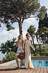 Martina nosi: Torbica Tory Burch / Espadrile Tory Burch / Naušnice Tory Burch / Narukvica Coccinelle / Narukvica Marc Jacobs / Šešir Coccinelle / Top Twinset / Suknja Twinset Barbara nosi: Ceker Twinset / Sandale Bottega dell‘ Artigiano / Marama Coccinelle / Naušnice Tory Burch / Kombinezon Twinset / Narukvice Karl Lagerfeld