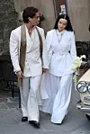 Dove je nosila bijelo odijelo s potpisom talijanskog brenda Giorgio Armani, dok je Damiano odabrao elegantno bež odijelo s detaljem maslinasto zelenog šala